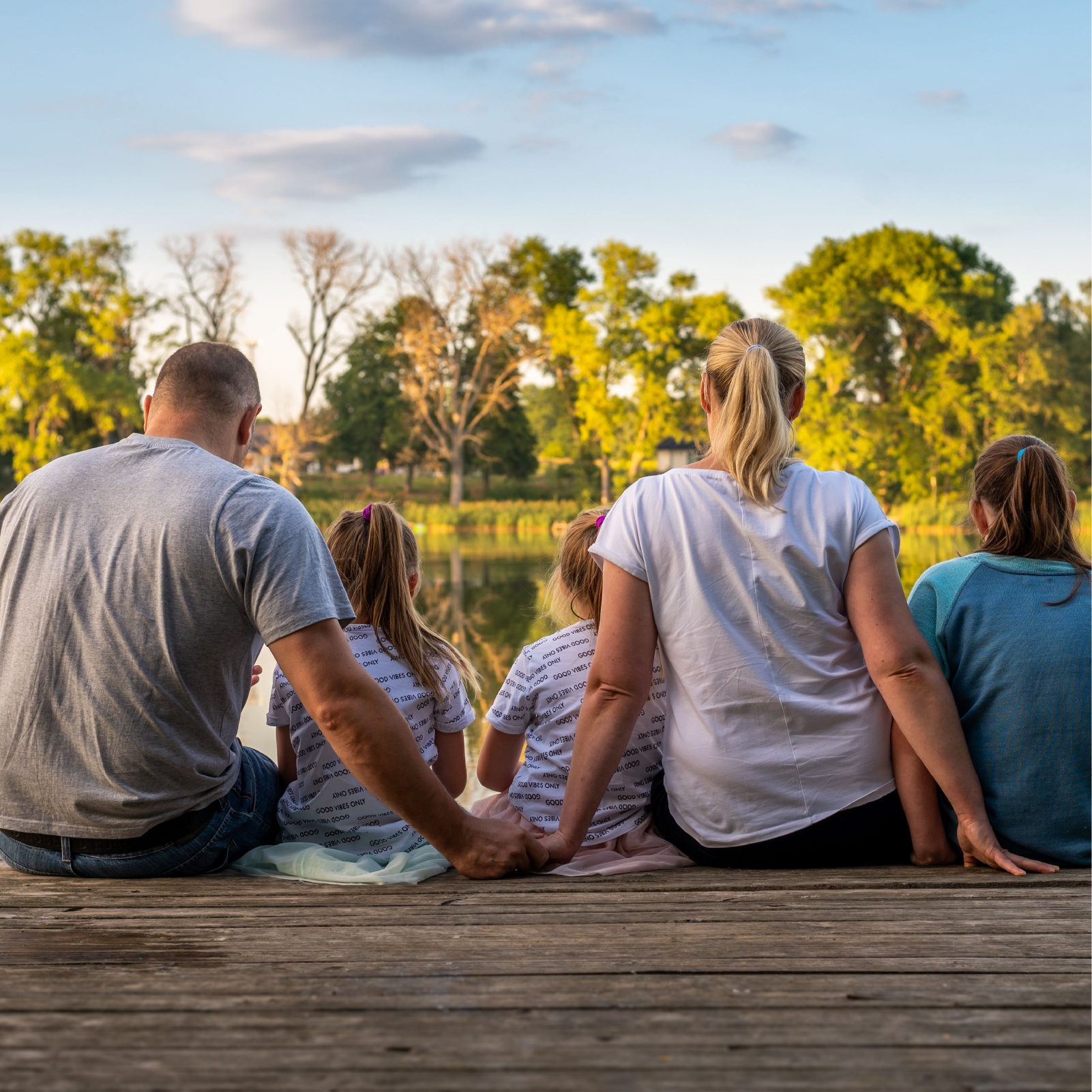 Familia junto al lago
